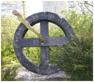Die Geschichte des Osterrderlaufs ist auf einer Schautafel, die neben dem Rad steht, beschrieben