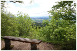 Rast- und Aussichtsplatz auf halber Strecke zum Gipfel