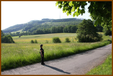 Vom Startpunkt aus ist das Wanderziel (Nordhelle) gut zu sehen